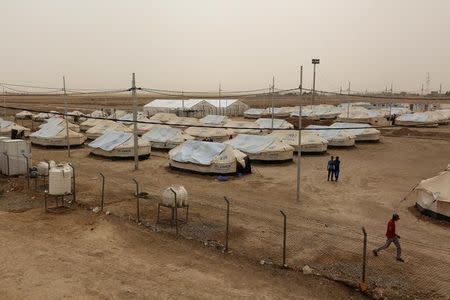 A refugee camp for displaced people, who fled from the Islamic State violence, is seen in the Makhmour area near Mosul, Iraq, June 17, 2016. REUTERS/Ari Jalal