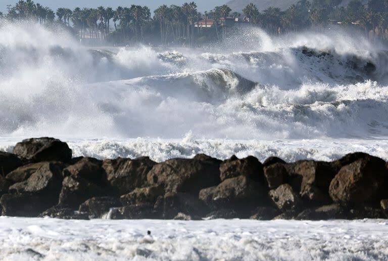 Grandes olas rompen cerca de la playa el 28 de diciembre de 2023 en Ventura, California.