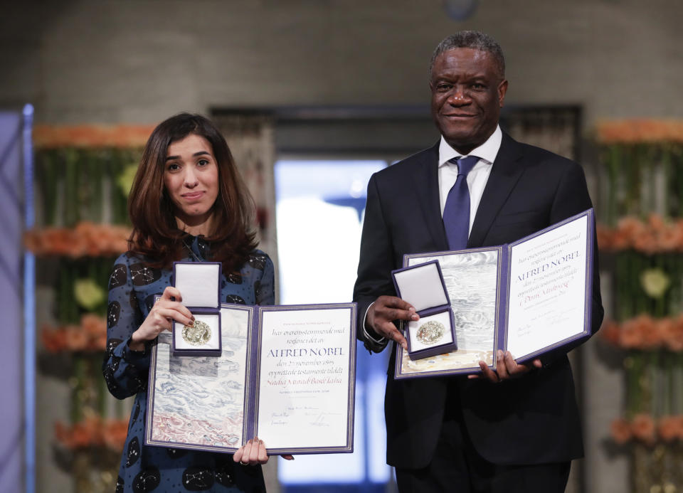 Los galardonados con el Premio Nobel de la Paz, el médico Denis Mukwege de Congo y Nadia Murad de Irak, posan con sus medallas durante la ceremonia de premiación en el Ayuntamiento de Oslo, el lunes 10 de diciembre de 2018. (Haakon Mosvold Larsen / NTB Scanpix vía AP, Pool)