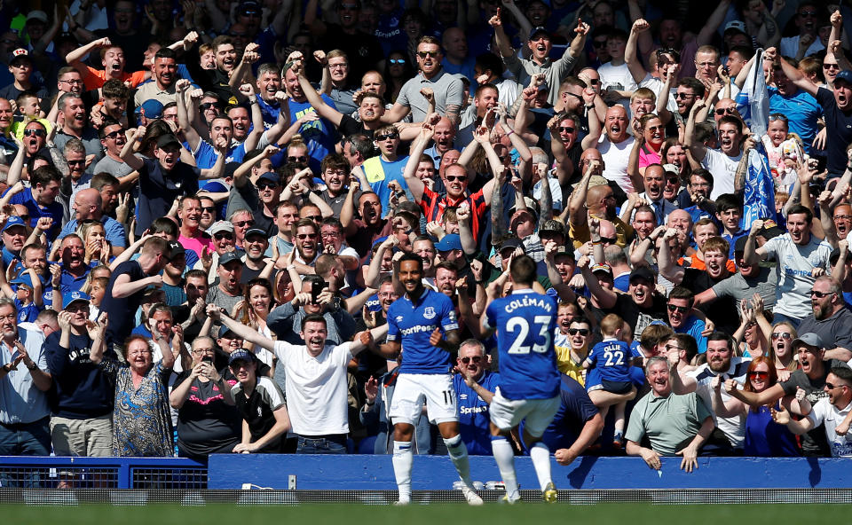 Theo Walcott celebrates after putting Everton 4-0 up against Manchester United