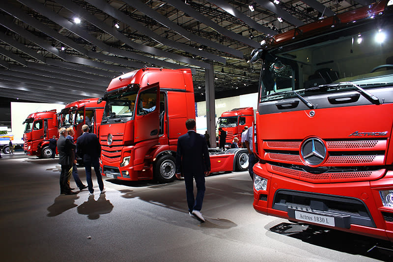 除了Mercedes- Benz Vision Urbanetic外，展場另一側為賓士卡車頭大軍所在地。