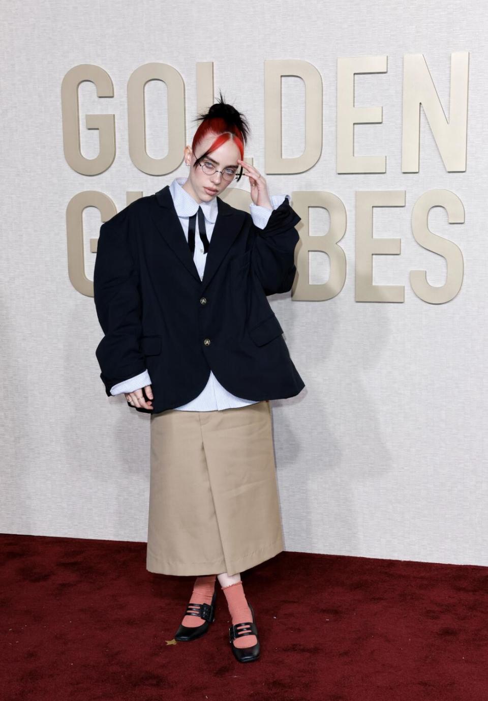 Billie Eilish en la alfombra roja de la 81ª edición de los Globos de Oro