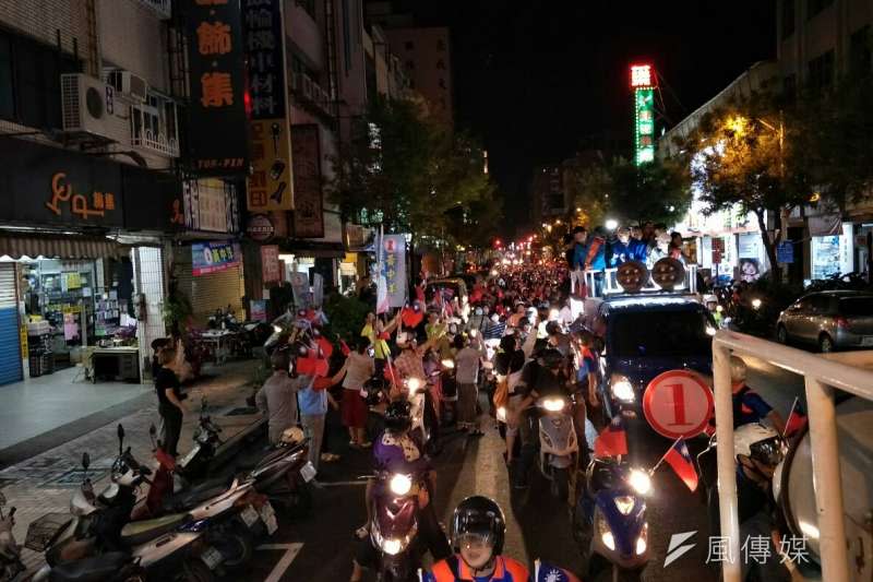 2018年11月21日，國民黨高雄市長候選人韓國瑜晚前進鼓山、鹽埕地區掃街，上百台「韓粉」機車騎士一路緊隨（周怡孜攝）