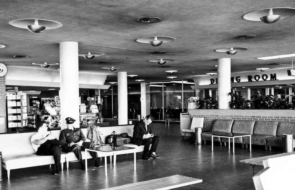 The entrance to Dobbs House from the terminal is visible on the right side of this photo from 1954.