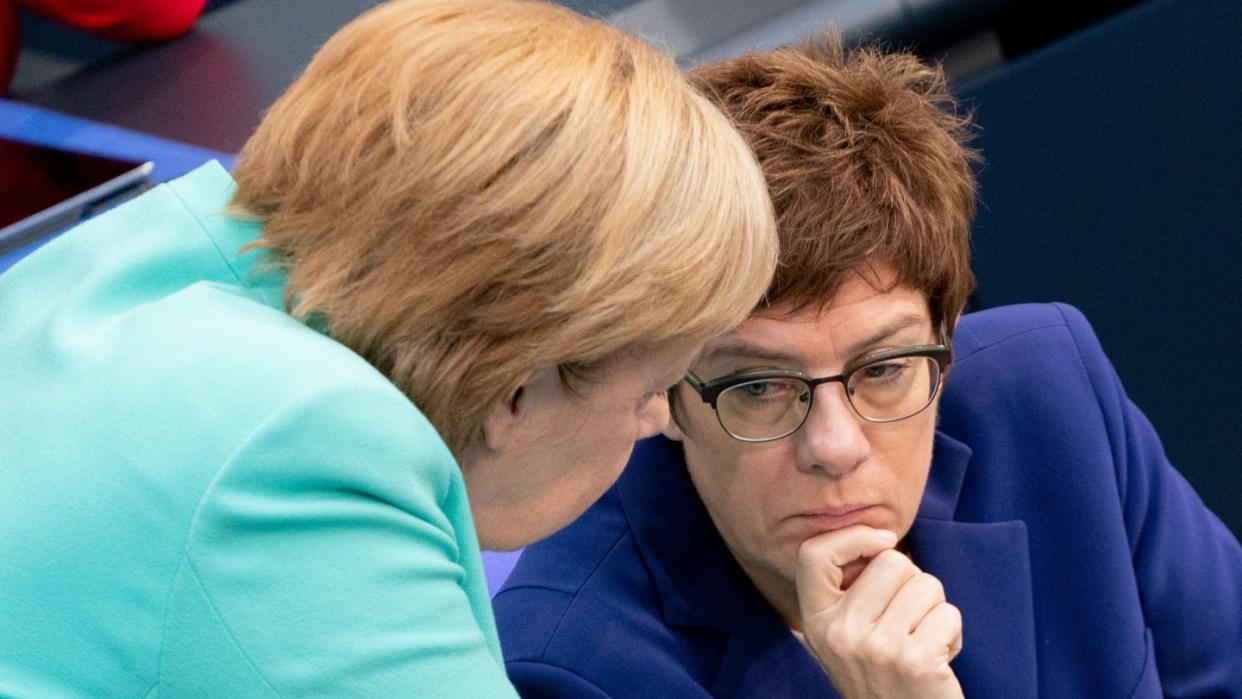 Bundeskanzlerin Angela Merkel und Annegret Kramp-Karrenbauer während einer Bundestagssitzung.