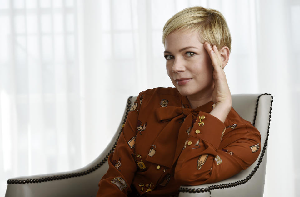 En esta foto del 27 de septiembre del 2018, la actriz Michelle Williams, parte del elenco de la película "Venom", posa en el hotel Four Seasons en Los Angeles. (Foto por Chris Pizzello/Invision/AP)