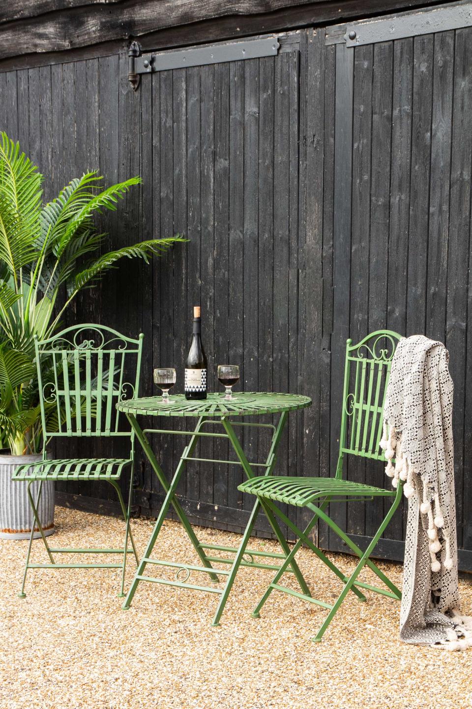 4. Pair a brightly colored bistro set with charcoal tones