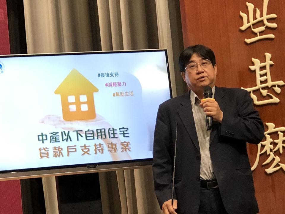 營建署長吳欣修說明，內政部「中產以下自用住宅」房貸補貼今（1）日上午9點開始線上受理申請，因多人湧入導致官網當機的情況。   圖：謝莉慧/攝