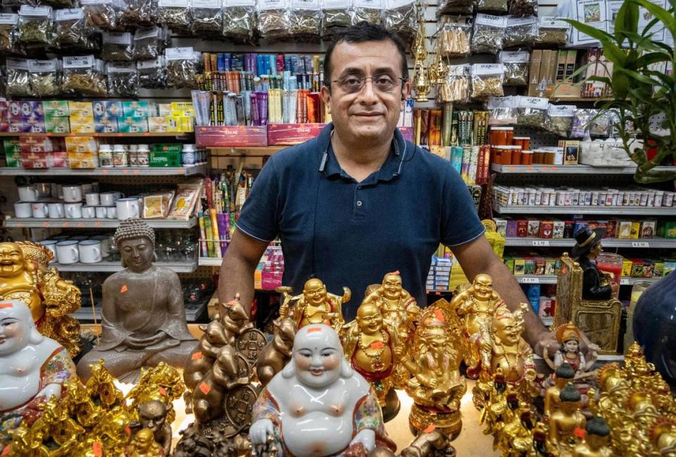 José Zevallos en su tienda, Variedades Store M&N, en la Calle Ocho de La Pequeña Habana.