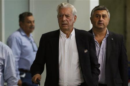 Peruvian-Spanish writer and laureate of the 2010 Nobel Prize for literature Mario Vargas Llosa arrives at the Simon Bolivar airport in Caracas April 23, 2014. REUTERS/Carlos Garcia Rawlins