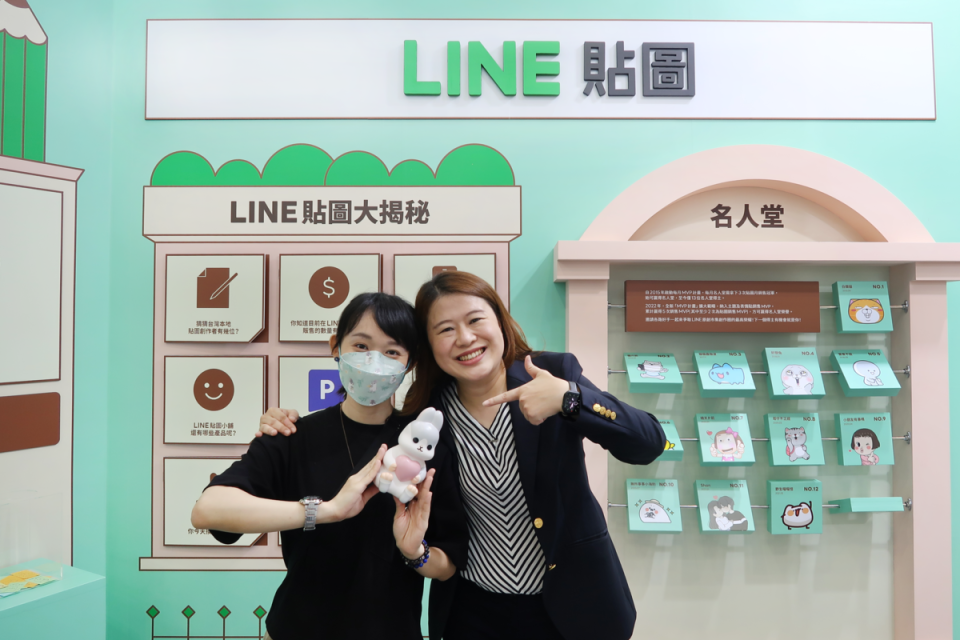 LINE台灣貼圖暨創作者事業部資深總監呂苔君（右）與「ㄇㄚˊ幾兔」作者YUKIJI（左）。（LINE提供）