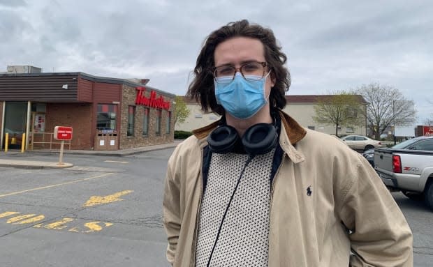 Eric Noble-Marks, a Boston law student from Toronto, took an American taxi across the border to a parking lot near the Peace Bridge in Fort Erie, Ont., where his mother was waiting to drive him home.