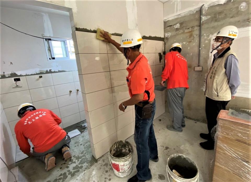 南市勞工局「做工行善團」志工假日仍投入弱勢房屋修繕。 （勞工局提供）