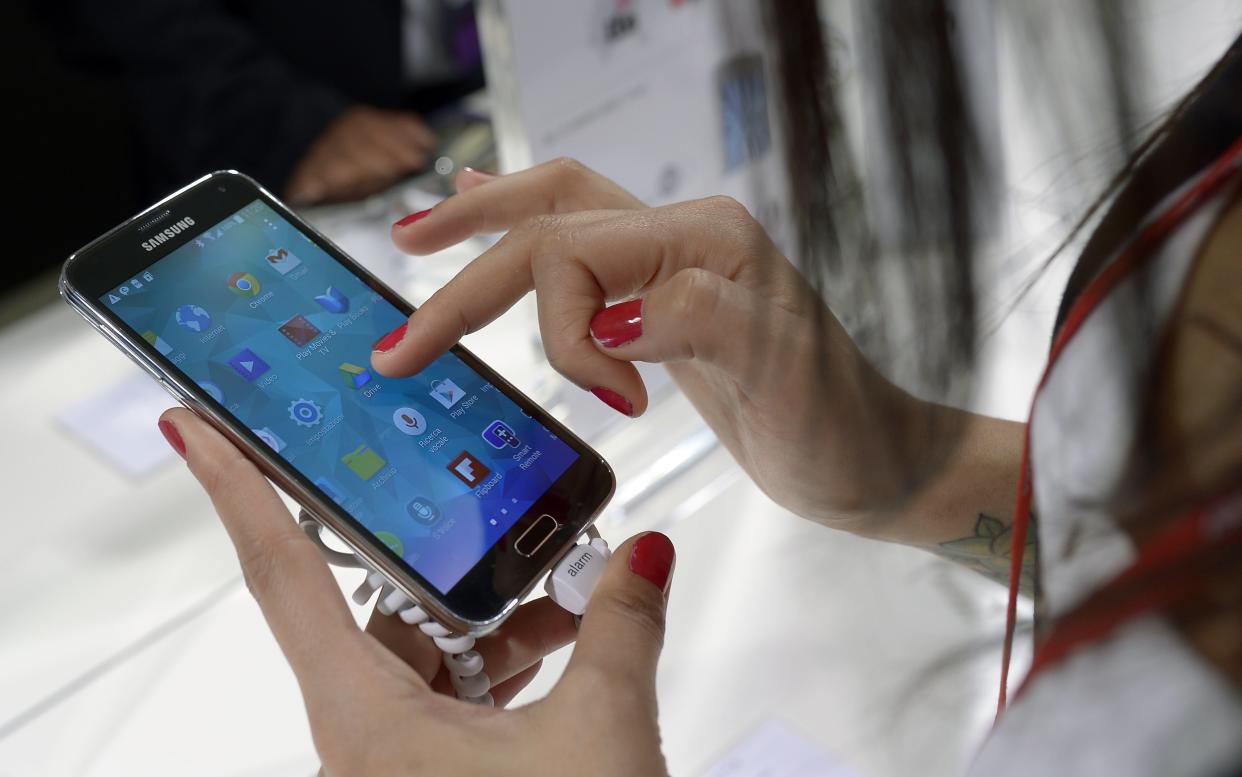 Das Samsung Galaxy S5 hält jede Menge aus, wie ein Video beweisen soll. (Bild: AP Photo/Manu Fernandez, File)