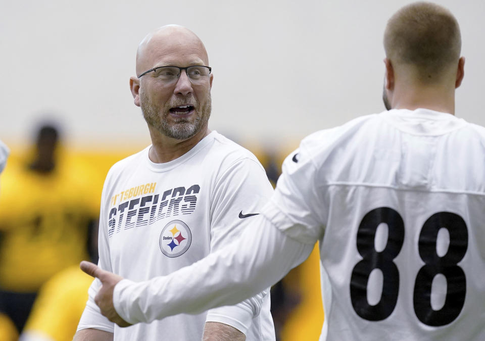 FILE - Pittsburgh Steelers offensive coordinator Matt Canada talks with tight end Pat Freiermuth during NFL football practice Tuesday, Aug. 30, 2022, in Pittsburgh. Steelers offensive coordinator Matt Canada believes the NFL's 30th-ranked offense is getting close to busting out. The question, however, if it will be in enough time to salvage the season or Canada's long-term prospects with the organization. (Matt Freed/Pittsburgh Post-Gazette via AP, File)