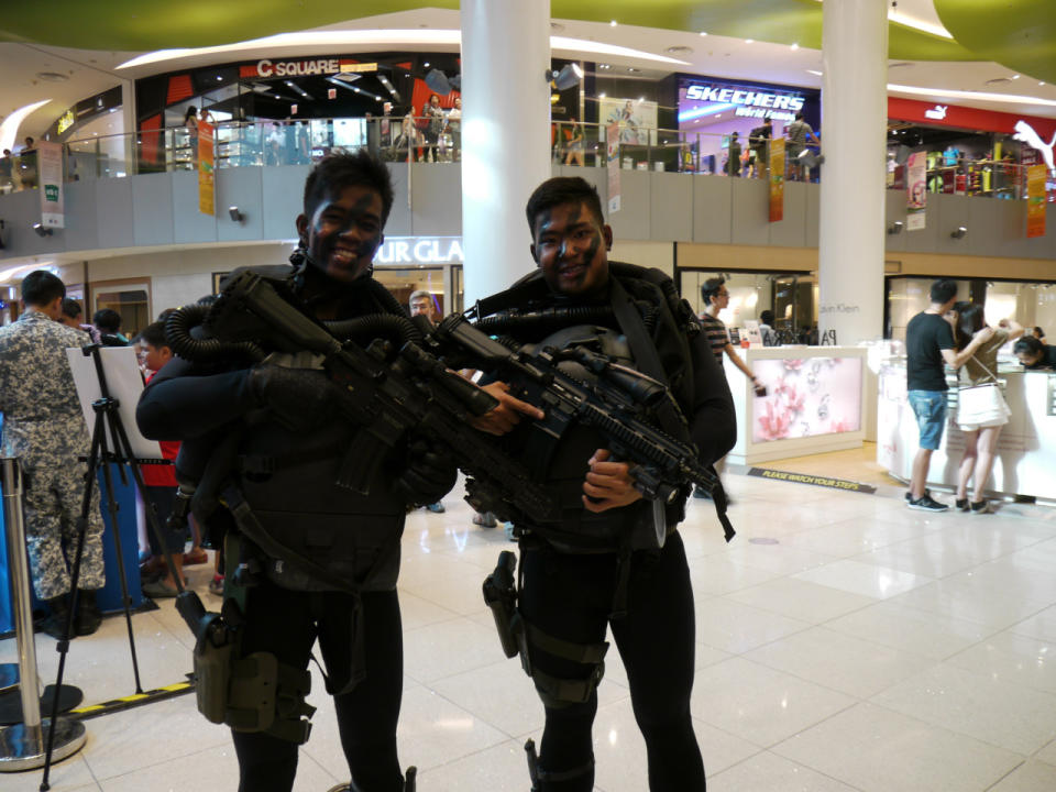 Naval divers in full battle gear. (Photo: Dhany Osman/Yahoo Newsroom)