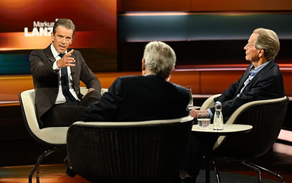 Franz Müntefering (rechts) sprach mit Markus Lanz (links) auch über den desaströsen Informationsstand, wenn es um die Politik geht. 