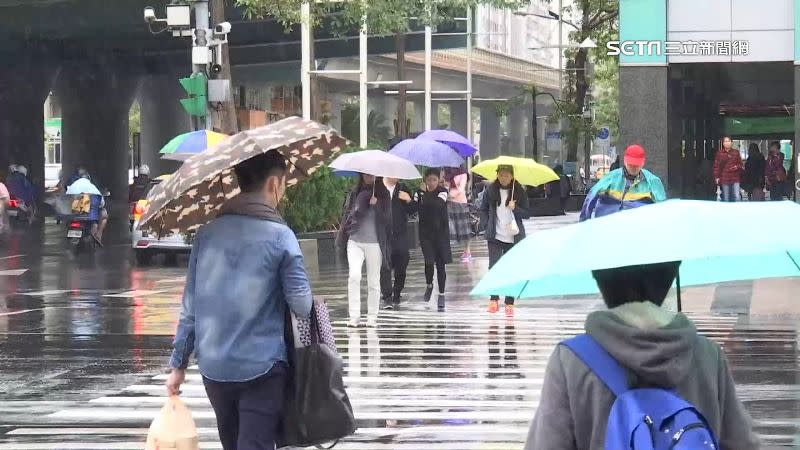 受強烈大陸冷氣團及華南雲雨區影響，各地天氣濕冷。（示意圖／資料照）