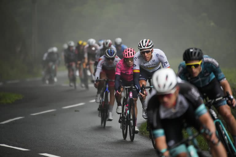 Tras pasar por bosques, bancos de niebla y montañas, el Tour de Francia llega a la avenida de los Campos Elíseos, de París, para coronar a su campeón en pleno verano.