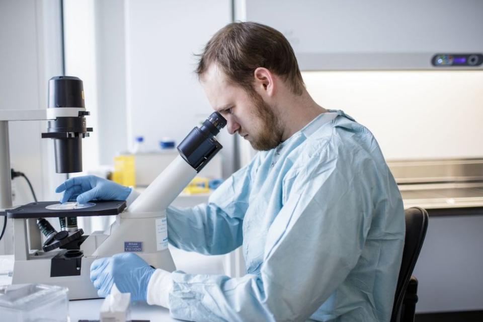 Un hombre en un laboratorio