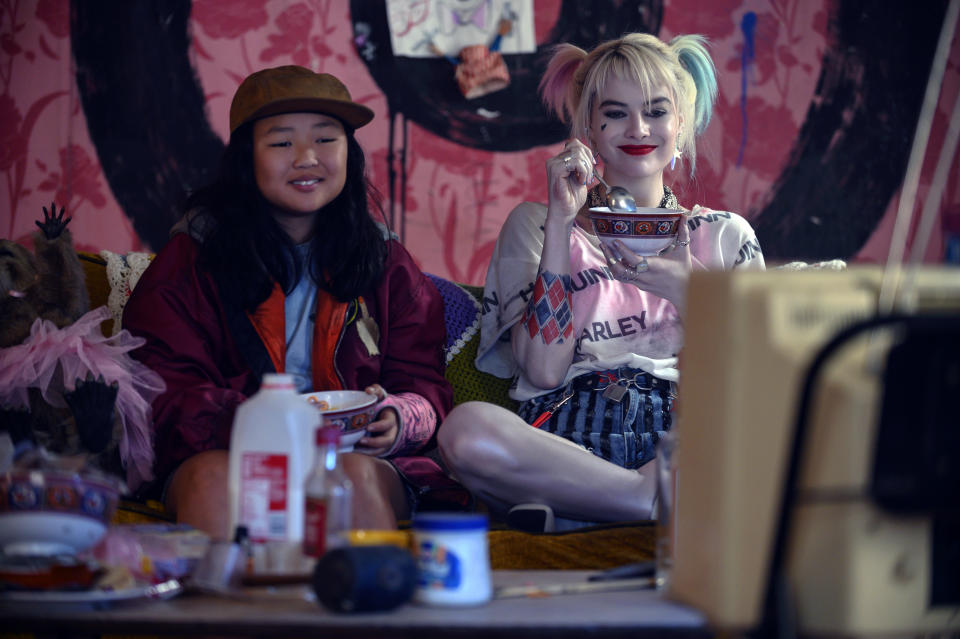 En esta imagen difundida por Warner Bros. Pictures, Ella Jay Basco, a la izquierda, y Margot Robbie en una escena de "Birds of Prey". (Claudette Barius/Warner Bros. Pictures vía AP)