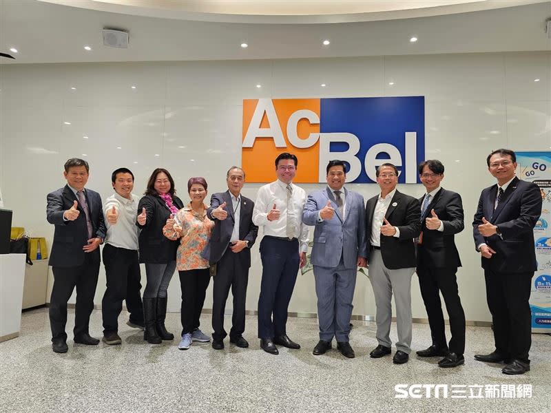在台灣的最後一天，瓦差勒宋參觀了AcBel公司，他很開心董事長有意把應鏈帶到泰國去。（圖／Vacharaesorn Vivacharawongse授權提供、受訪者提供）