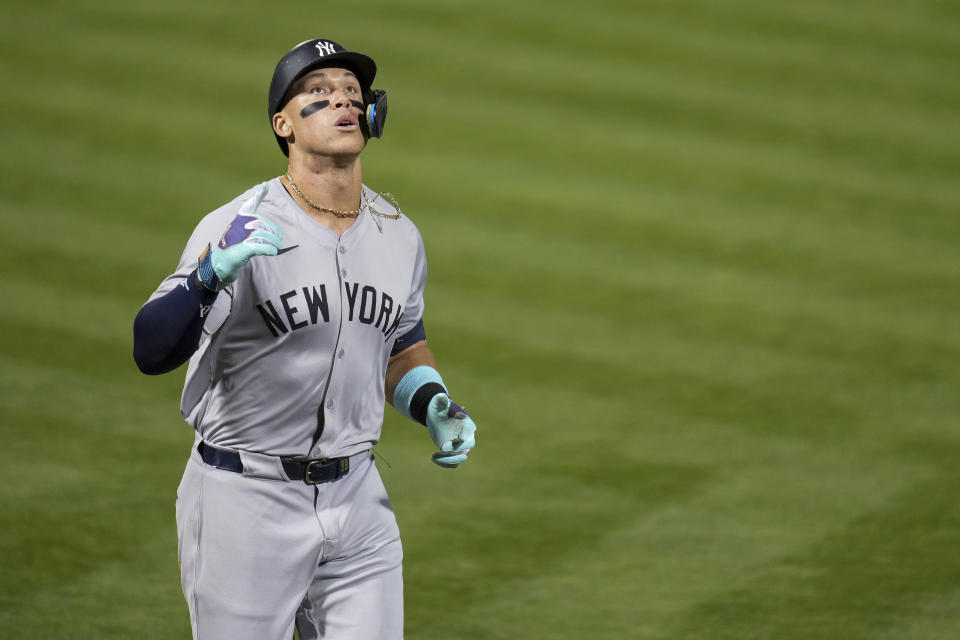 New York Yankees' Aaron Judge celebrates after hitting a solo home run during the seventh inning of a baseball game against the Oakland Athletics, Saturday, Sept. 21, 2024, in Oakland, Calif. (AP Photo/Godofredo A. Vásquez)