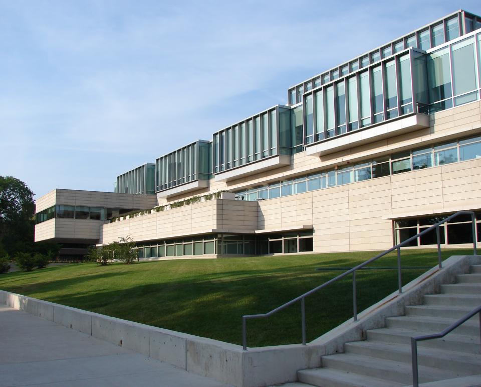 <p>Los que pasaron por la Escuela de Negocios Booth de la Universidad de Chicago y se graduaron en MBA ganan como trabajadores 203.000 euros. (Foto: Wikimedia Commons). </p>