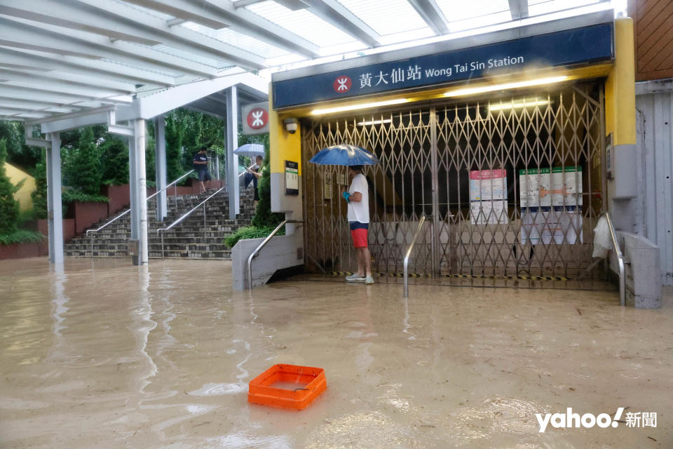 受世紀黑雨影響，黃大仙成為水浸重災區，黃大仙龍翔道一帶佈滿泥黃水，港鐵站出入口已完全浸滿，有街坊表現狼狽，未能前行。