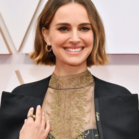 Natalie Portman llevó una capa con nombres de directoras cosidas a la solapa.