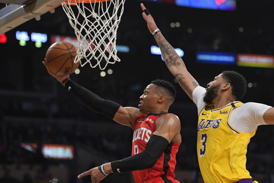 Russell Westbrook（上籃者）與Anthony Davis。（AP Photo/Mark J. Terrill）