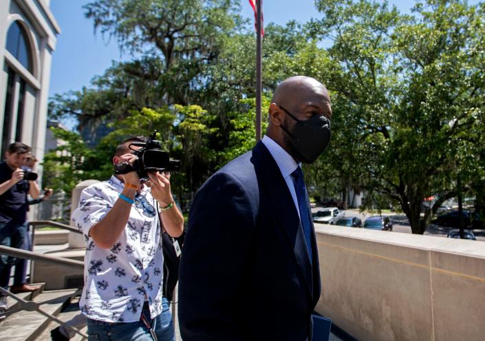 Andrew Gillum, ancien maire de Tallahassee et candidat démocrate au poste de gouverneur, quitte le palais de justice américain de Tallahassee, en Floride, le mercredi 22 juin 2022 après avoir plaidé non coupable des accusations de corruption publique fédérale.  Gillum a été inculpé mercredi et autorisé à se rendre. 