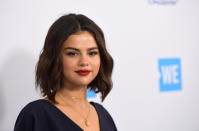 <p>Star planétaire à seulement 26 ans, Selena Gomez fait fréquemment l’objet de critiques sur son poids. La chanteuse, atteinte de lupus, une maladie auto-immune qui s’attaque aux cellules de son corps et les détruit, fait souvent le yoyo sur la balance. À l’hiver 2018, quelques mois seulement après sa greffe de rein, elle est attaquée suite à la publication d’une série de photos d’elle en bikini, laissant apparaître ses quelques rondeurs. Face aux critiques, l’ex de Justin Bieber réplique avec maturité. “Le mythe de la beauté, une obsession de la perfection physique qui enferme chaque femme moderne dans une cycle sans fin de désespoir, de dépréciation, de haine de soi tandis qu’elle essaye de remplir les standards de la société de beauté sans défaut. J’ai choisi de m’occuper de moi parce que j’en ai envie et pas pour prouver quoi que ce soit à qui que ce soit”, poste-t-elle sur Instagram. (Crédit Matt Winkelmeyer/Getty Images) </p>