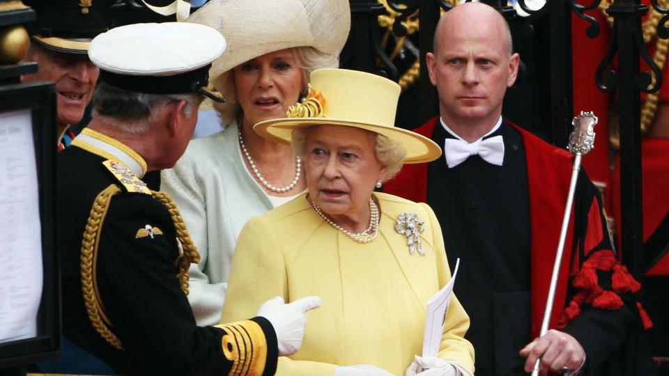 Queen Elizabeth’s accessories fit the theme