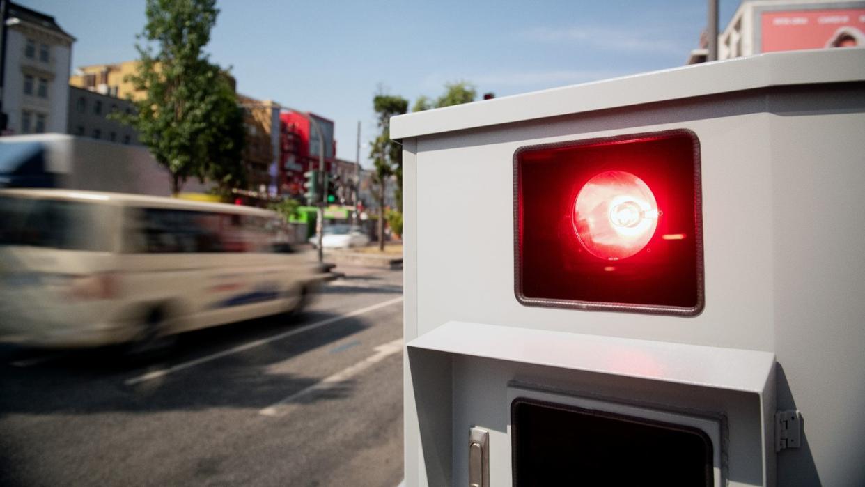 Tempomessgerät, auch Blitzer genannt. Seit Ende April droht ein Monat Führerscheinentzug, wenn man innerorts 21 Kilometer pro Stunde zu schnell fährt oder außerorts 26 km/h zu schnell unterwegs ist.