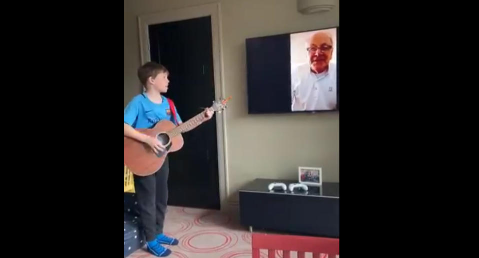 Das Video von einem Großvater, der mit seinem 9-jährigen Enkel performt, macht einfach gute Laune. (Bild: Twitter / carolinemgall)