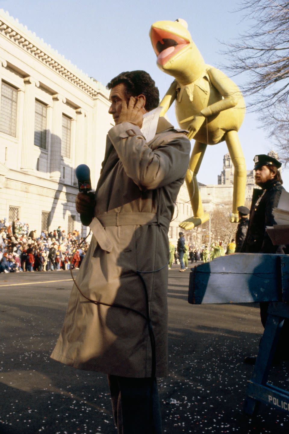 <p>Host Regis Philbin at the 1981 parade with Kermit the Frog soaring behind.</p>