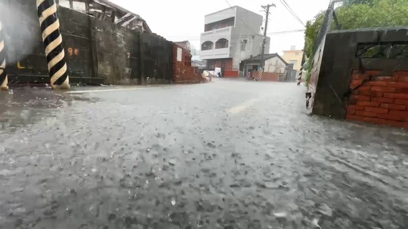 嘉義縣東石、水上因暴雨造成路面些微積水，警方提醒用路人小心。（圖／翻攝畫面）