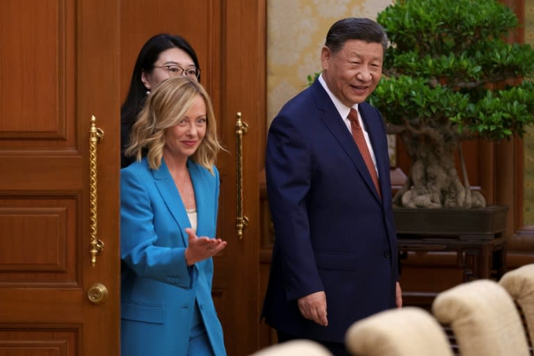 El presidente Xi Jinping y la primera ministra entran en una sala para mantener una reunión bilateral con sus respectivos asistentes, el 29 de julio de 2024 en Pekín (Vincent Thian)