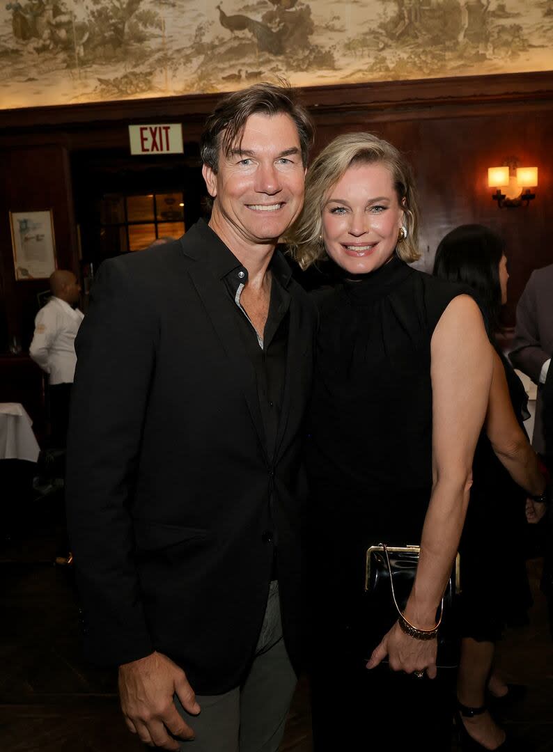 De negro, sonrientes y muy juntos: Jerry O'Connell y Rebecca Romijn posaron para los flashes durante la celebración de la vida y el legado de Sam Rubin en Musso & Frank. El evento tuvo lugar el viernes pasado en Hollywood, California