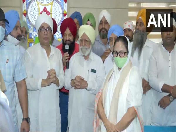 Visual of Trinamool Congress supremo Mamata Banerjee offering prayers at Bhabanipur gurudwara (Photo/ANI)