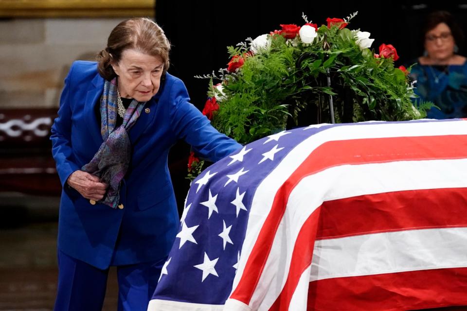 2021年12月9日，參議員范士丹撫摸前堪薩斯州聯邦參議員Bob Dole的靈柩。美聯社