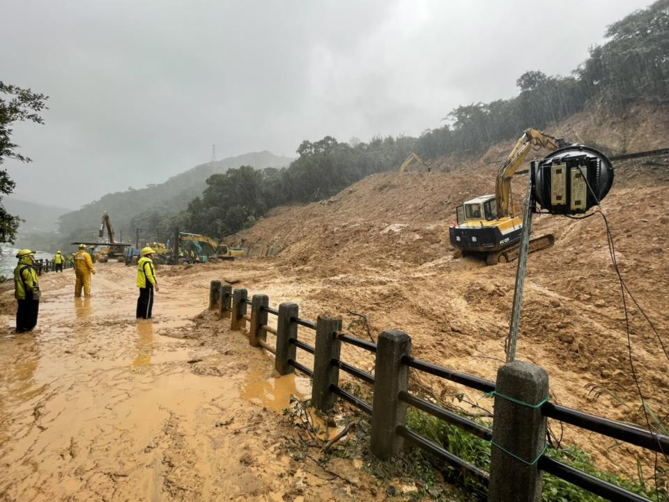 台鐵瑞芳－猴硐因連日大雨造成坍方，預估13日才能恢復通車，今日共有7對號列車停駛、並協調增加停靠站。   圖：台鐵局／提供