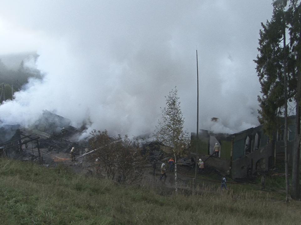 Smoke rises from a psychiatric hospital in the Novgorod region town of Luka in this September 13, 2013 picture provided by the Russian Emergencies Ministry. The fire raged through the Russian psychiatric hospital on Friday, killing at least one person and leaving dozens missing as police searched the surrounding area for survivors, emergency and law enforcement officials said. Photo taken with a video camera. (REUTERS/Russian Emergencies Ministry of Novgorod region/Handout via Reuters)