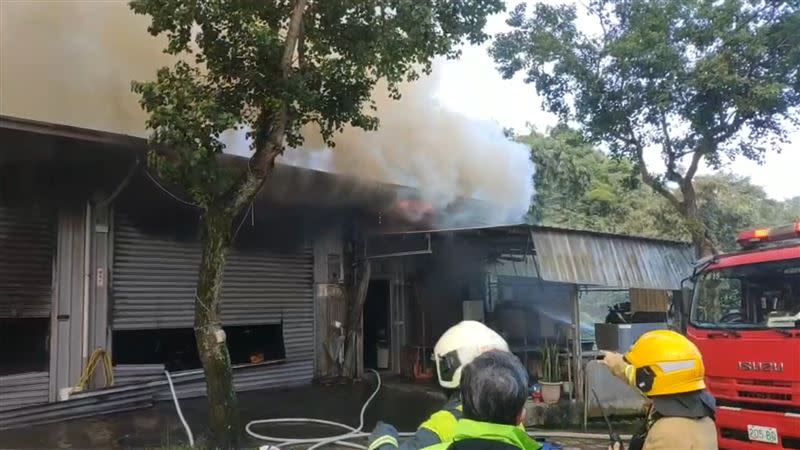 內湖區金湖路上汽車維修廠發生大火，警消急搶救。（圖／翻攝畫面）