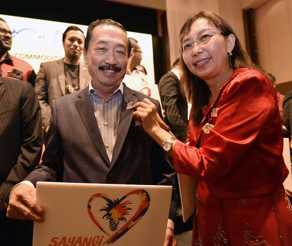 Berjaya Corporation founder Tan Sri Vincent Tan and Primary Industries Minister Teresa Kok. — Picture courtesy of Primary Industries Ministry