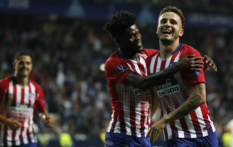 Saúl Ñíguez (derecha), del Atlético de Madrid, festeja luego de anotar el tercer gol ante el Real Madrid en la final de la Supercopa, disputada el miércoles 15 de agosto de 2018 (AP Foto/Mindaugas Kulbis)