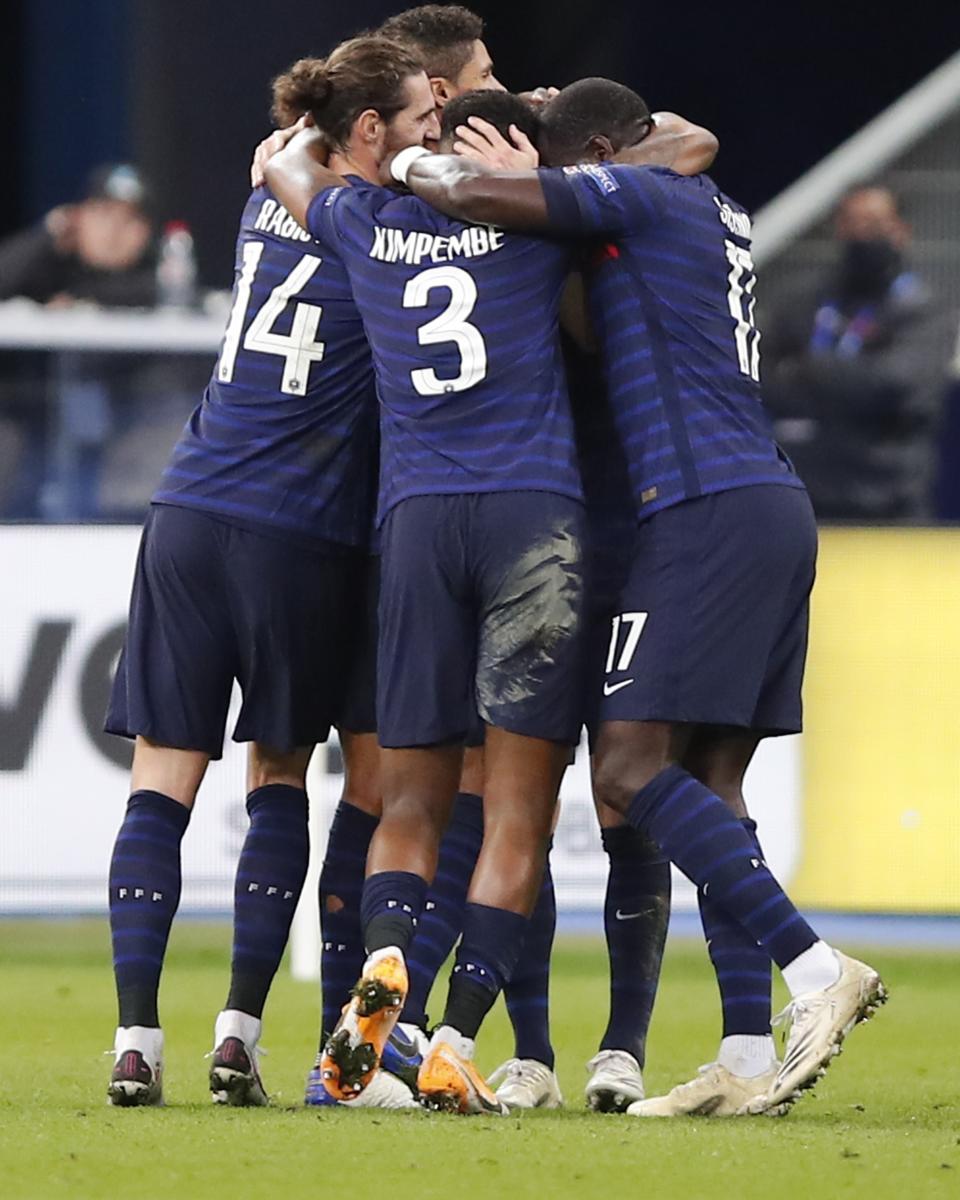 Los jugadores de Francia festejan su segundo gol ante Suecia en la Liga de Naciones, el martes 17 de noviembre de 2020, en Saint-Denis (AP Foto/Francois Mori)