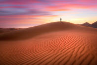 <p>The ripples in the sand’s surface and the peaks and troughs of the dunes make the deserts in Dubai look like a stormy ocean. (Photo: Anushka Eranga/Caters News) </p>