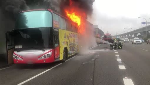 桃園客運突然起火燃燒，消防人員接獲通知後，立即派車前往救援。（圖／翻攝畫面）